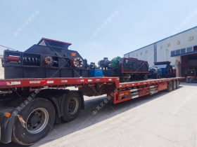 1200*1200雙齒輥破碎機，兩臺900*900軌道移動雙齒輥破碎機發(fā)往云南
